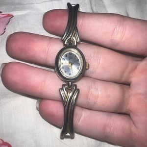 Stretchy Gold Watch (Does need batteries)